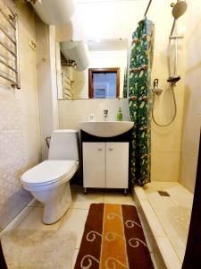 ドニプロにあるApartment Voznesenskaya 25のバスルーム(トイレ、洗面台付)
