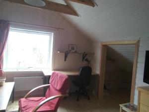 Habitación con escritorio, ventana y silla. en The Blue House at The End Of The World II en Mehamn