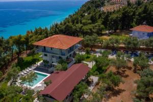 Luftaufnahme eines Hauses mit Swimmingpool in der Unterkunft Elies 33 Bio Retreat in Afytos