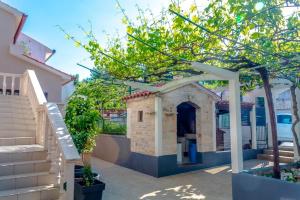 a house with a small building in a yard at Apartment Katia in Pula