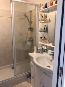 bagno con doccia e lavandino di appartement vue mer panoramique a Antibes