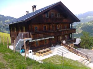 una grande casa in legno in cima a una collina di Bauernhaus Fankhauser a Hippach