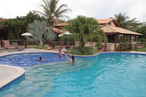 un grupo de personas jugando en una piscina en Pousada Surucuá - Bonito MS, en Bonito