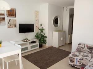 A television and/or entertainment centre at Apartamento en Port Saplaya