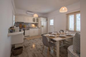 Kuchyň nebo kuchyňský kout v ubytování Ammos Luxury Rooms & Home