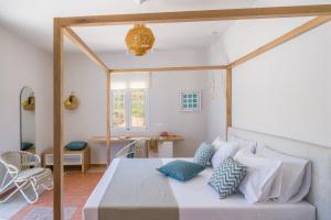 een slaapkamer met een bed en een eetkamer bij Romantica Hotel Apartments in Agia Pelagia Kythira