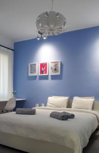 アテネにあるKYMA Apartments - Athens Acropolis 5の青い壁のベッドルーム(大型ベッド1台付)
