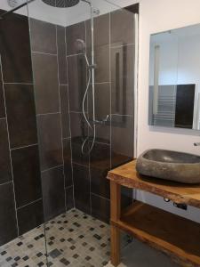 Un baño con ducha con puerta de cristal. en Casa San Niolo, en Cervione
