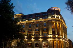 un edificio con luci sui lati di Tufenkian Historic Yerevan Hotel a Yerevan