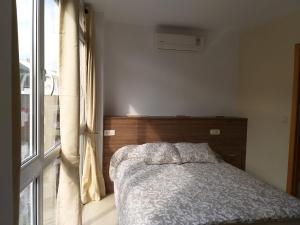 a bedroom with a bed and a window at Apartamento en Ribeira(centro) 4* planta in Ribeira