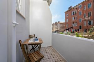 a small table on a balcony with a view of a street at La Preziosa Rooms in Pula