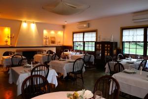Um restaurante ou outro lugar para comer em Hotel Capim Limão Itaipava