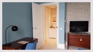 Hotel de l'Anglais, Guesthouse的电视和/或娱乐中心