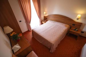 Postel nebo postele na pokoji v ubytování Hotel da Roberto