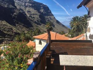 eine Aussicht von einem Haus mit einem Berg im Hintergrund in der Unterkunft Casa Bonita in Valle Gran Rey