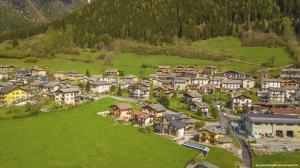 una vista aérea de un pueblo en las montañas en Scalve e la Presolana - Walter, Rossella & Denise, en Vilmaggiore