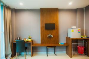 TV a/nebo společenská místnost v ubytování Km Hotel Chiang Mai