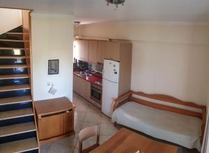 エギオにあるChristopoulos Villasの小さな客室で、キッチンと階段が備わります。