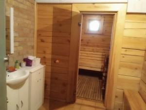 La salle de bains est pourvue de toilettes et d'un lavabo. dans l'établissement Alisa kviečia., à Juodalaukiai