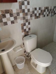 Ένα μπάνιο στο Hostal Naybrep +37 φωτογραφίες