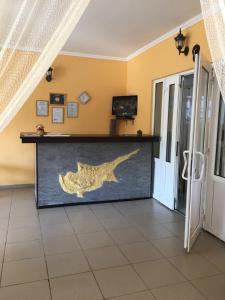 ゲレンジークにあるHotel Kipr Gelendzhikの鮫が壁に映し出されたロビーの景色
