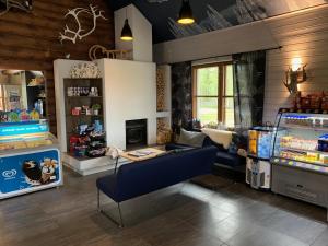 una tienda con chimenea en una habitación en Ranua Resort Camping Ranuanjärvi, en Ranua