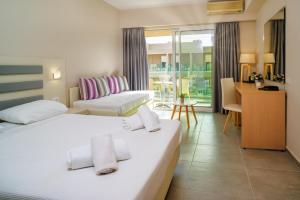 Postel nebo postele na pokoji v ubytování CNic Gemini Hotel