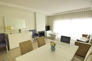 TV a/nebo společenská místnost v ubytování Vilamoura Condominio do Pinhal