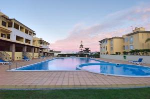 una piscina frente a algunos edificios en Vilamoura Condominio do Pinhal, en Vilamoura