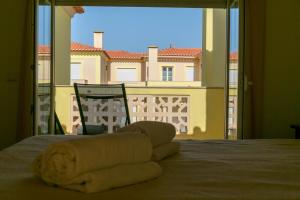 Schlafzimmer mit einem Bett und Blick auf einen Balkon in der Unterkunft Apartment - Golf & Beach Resort in Casal da Lagoa Seca + 16 Fotos