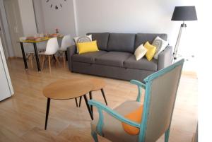 a living room with a couch and a table at Aparatamento Barraques Gandia Playa para 3-4 personas 150 metros de la playa in Gandía