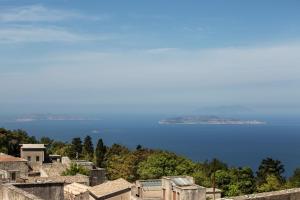 Blick auf den See von einem Schloss in der Unterkunft Bella Vista b&b in Erice