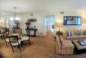 sala de estar con sofá y mesa en Upscale 2Bed 2Bath Condo Prime Location WiFi Pools Kitchen Security en Palm Springs