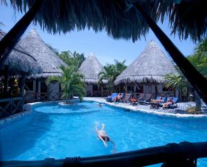 斯島的住宿－Holbox by Xaloc，度假酒店游泳池内的人