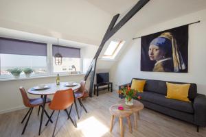 una sala de estar con un sofá y una mesa en Seapoint - Sea view, en Zandvoort