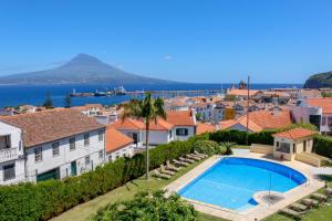 een luchtzicht op een huis met een zwembad bij Hotel Horta in Horta