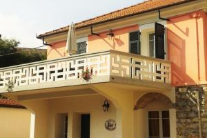 een huis met een balkon en een veranda bij Agriturismo Ardissone Thomas in Diano San Pietro
