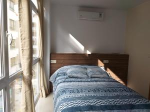 a bedroom with a bed and a window at Apartamento en Ribeira(centro) 2* planta in Ribeira