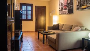 a living room with a couch and a table at Apartamento El Salón in Écija