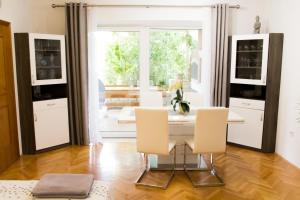 - une salle à manger avec une table et des chaises dans l'établissement Villa Silvija, à Mlini