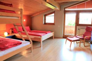 Poschodová posteľ alebo postele v izbe v ubytovaní Haus Berndt Schwemberger