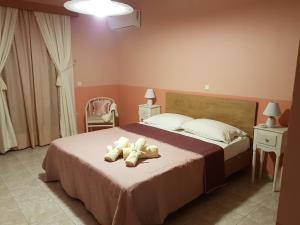 Villa Anastasia tesisinde bir odada yatak veya yataklar
