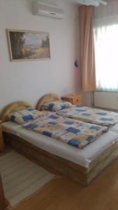 Posteľ alebo postele v izbe v ubytovaní Amanda apartman Siófok + 7 fotografií