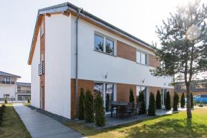 un bâtiment avec une table devant lui dans l'établissement Apartamenty Bieg, à Ustka