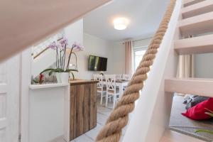 un salon avec un escalier en colimaçon et une salle à manger dans l'établissement Apartamenty Bieg, à Ustka