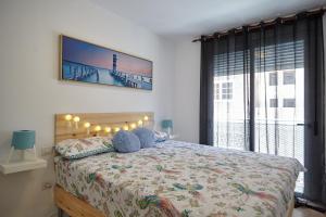 - une chambre avec un lit et une grande fenêtre dans l'établissement Apartamento Sol y Mar I, à Las Galletas