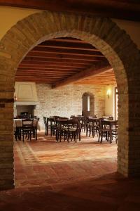 un arco con tavoli e sedie in un ristorante di Agriturismo Cavrigo a Lodi