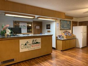 a coffee shop with a counter and a refrigerator at Great Western Colorado Lodge in Salida