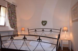 Letto o letti in una camera di Hotel Schrannenhof