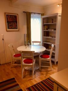 ein Esszimmer mit einem Tisch und Stühlen in der Unterkunft Villa Feuchtl in Purkersdorf